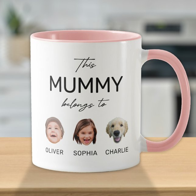 Diese Mama Mummy gehört zu, Kinder stehen vor 3 Fo Tasse (Von Creator hochgeladen)
