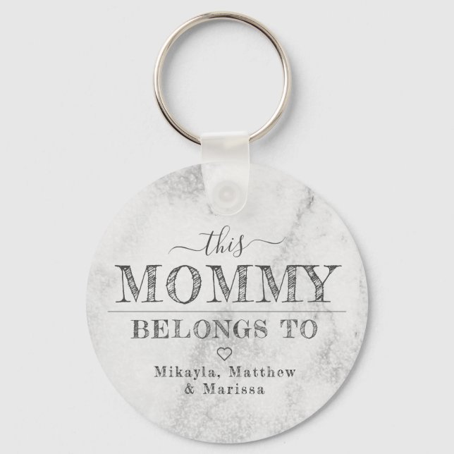 Diese Mami gehört zu Minimalistischer Typografie Schlüsselanhänger (Vorderseite)