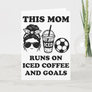 Diese Mutter läuft mit Eiskaffee und Zielen Soccer Karte