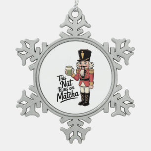Diese Nuss läuft auf Matcha-Weihnachtsnussknacker Schneeflocken Zinn-Ornament