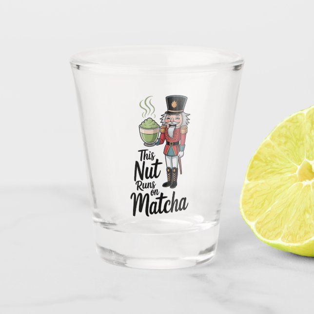 Diese Nut läuft auf Matcha Christmas Nutcracker Schnapsglas (Vorderseite)