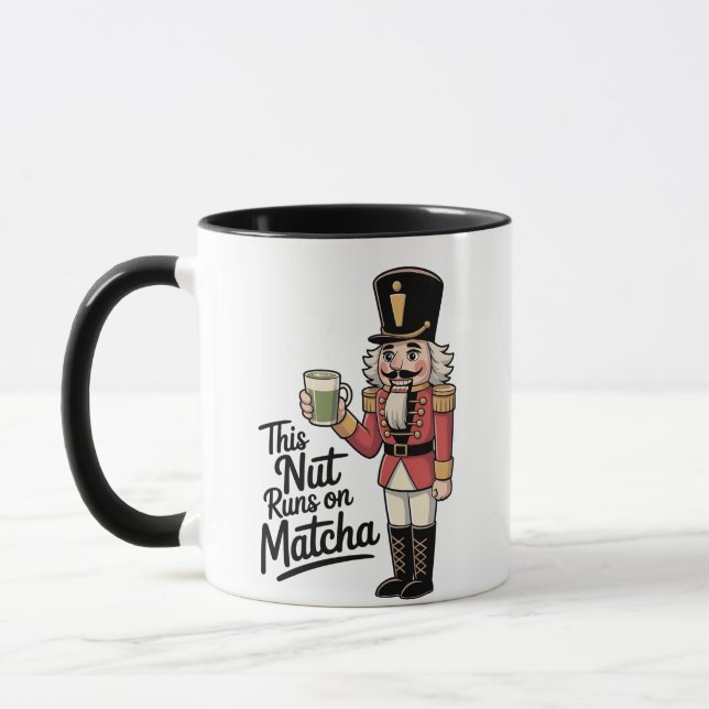Diese Nut läuft auf Matcha Christmas Nutcracker Tasse (Links)