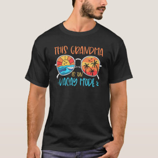 Diese Oma ist im Urlaub im Sommerurlaub T-Shirt