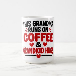 Diese Oma läuft mit Kaffee und Oma-Enkelkind-Umarm Kaffeetasse