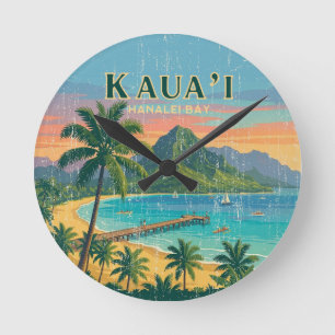 Diese Sammlung von abgenutzten Vintage-Reiseposter Runde Wanduhr