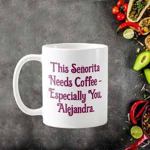 Diese Señorita braucht Kaffee Personalisiert Kaffeetasse