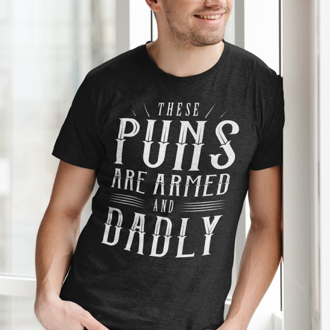 Diese Waffen sind bewaffnet und Dady T-Shirt (These puns are armed and dadly t-shirt dad joke)