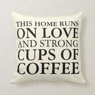 Diese Zuhause läuft auf Liebe und Kaffeekissen Kissen