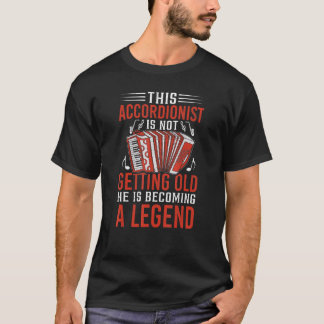 Dieser Akkordeonist bekommt die Akkorde der alten T-Shirt