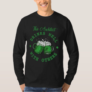 Dieser Architekt trinkt gut mit anderen St. Patric T-Shirt