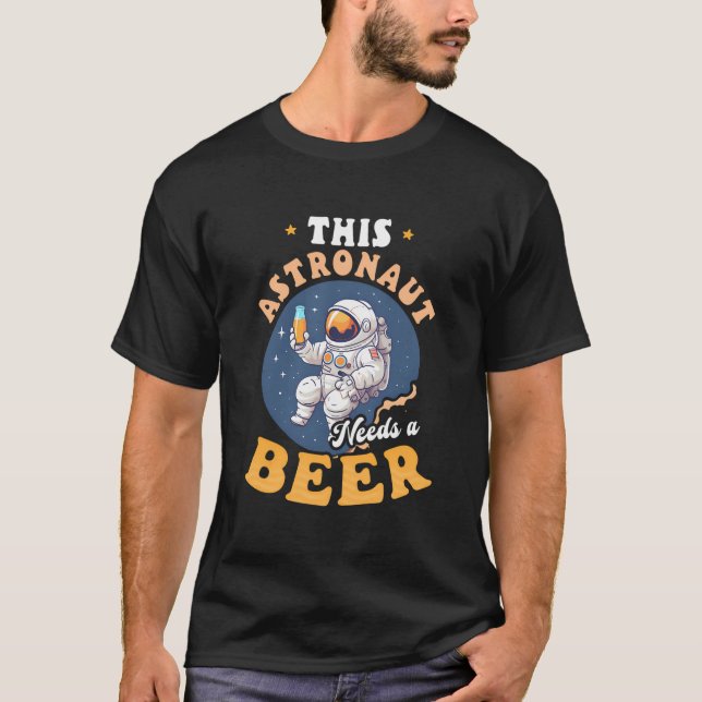 Dieser Astronaut braucht einen Bierdesignastronaut T-Shirt (Vorderseite)
