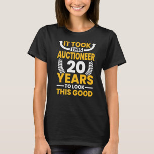 Dieser Auktionator brauchte 20 Jahre, um so gut au T-Shirt
