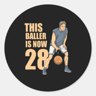 Dieser Baller ist 28 süß 28. Basketball für Jungen Runder Aufkleber