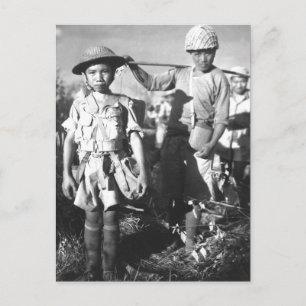 Dieser chinesische Soldat mit einem Heavy Pack_War Postkarte