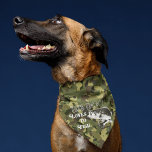 Dieser Hund Lieben, Schwarzen Bass Camouflage Hund Halstuch<br><div class="desc">Eine coole grüne Camouflage Bandana für den Hund,  der mit seinem Besitzer vom Ufer,  auf dem Boot oder auf dem Kajak fischen Lieben. Dieses Design ist mit einem Bass im großen Stil gestaltet.</div>