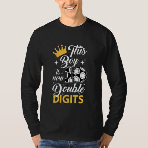 Dieser Junge ist jetzt 10 zweistellige Fußball 10 T-Shirt