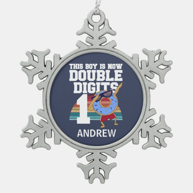 Dieser Junge ist jetzt zweistellig, sonniger 10. G Schneeflocken Zinn-Ornament (Vorderseite)