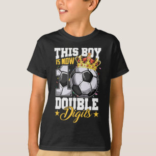 Dieser Junge jetzt 10 Doppelziffern Fußball 10 Jah T-Shirt
