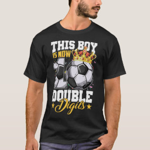 Dieser Junge jetzt 10 Doppelziffern Fußball 10 Jah T-Shirt