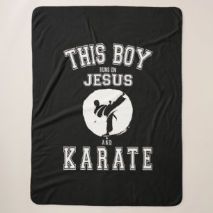 Dieser Junge läuft auf Jesus und Karate Kostümgesc Sherpadecke