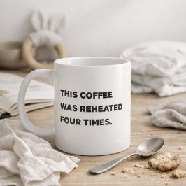 "Dieser Kaffee wurde viermal aufgewärmt." Lustige Kaffeetasse