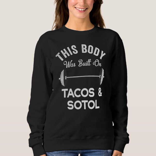 Dieser Körper wurde auf Tacos & Sotol Funny Mezcal Sweatshirt (Vorderseite)