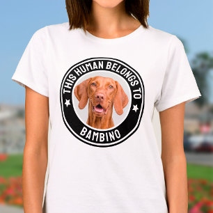 Dieser Mensch gehört zu Haustier Name Benutzerdefi T-Shirt
