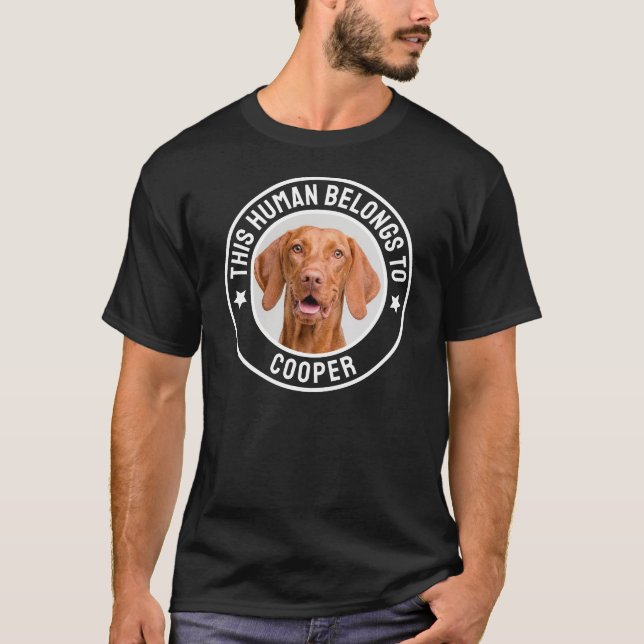 Dieser Mensch gehört zum Hund/Katze-Namen, dem ben T-Shirt (Vorderseite)