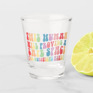 Dieser Mensch wird einen sicheren Raum bieten Gay Schnapsglas