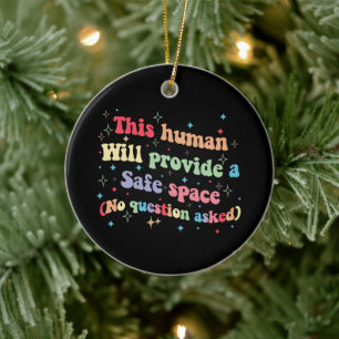 Dieser Mensch wird ohne Frage einen sicheren Raum  Keramik Ornament
