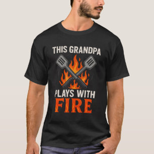 Dieser Opa spielt mit Feuer BBQ-Grillmeister T-Shirt