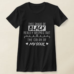 Dieser schwarze Farbton hebt die Farbe von T-Shirt