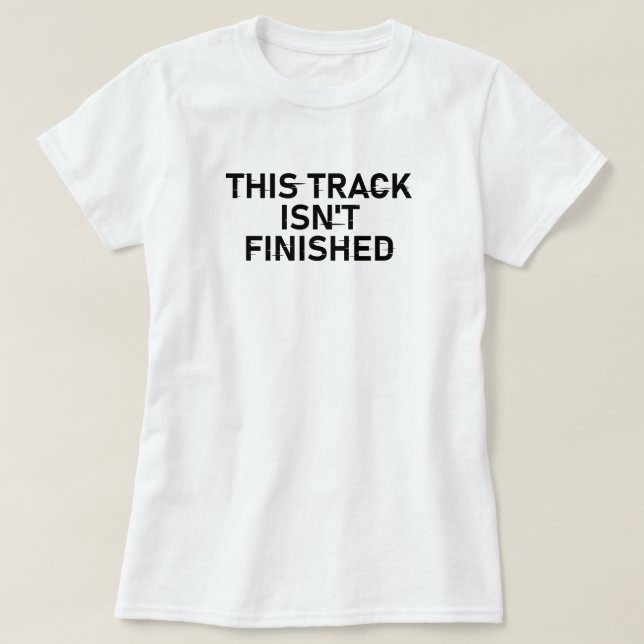 Dieser Track ist noch nicht fertig - Glitch Text D T-Shirt (Design vorne)