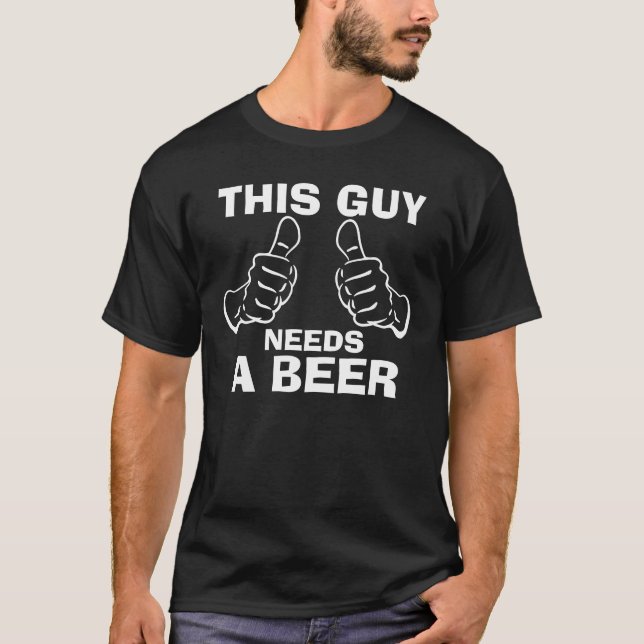 Dieser Typ benötigt ein Bier T-Shirt (Vorderseite)
