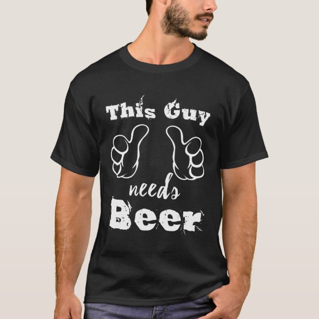 Dieser Typ braucht Bier - Geschenk für Bierliebhab T-Shirt (Vorderseite)