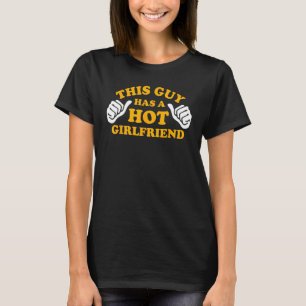 Dieser Typ hat eine heiße Freundin, ein lustiges P T-Shirt