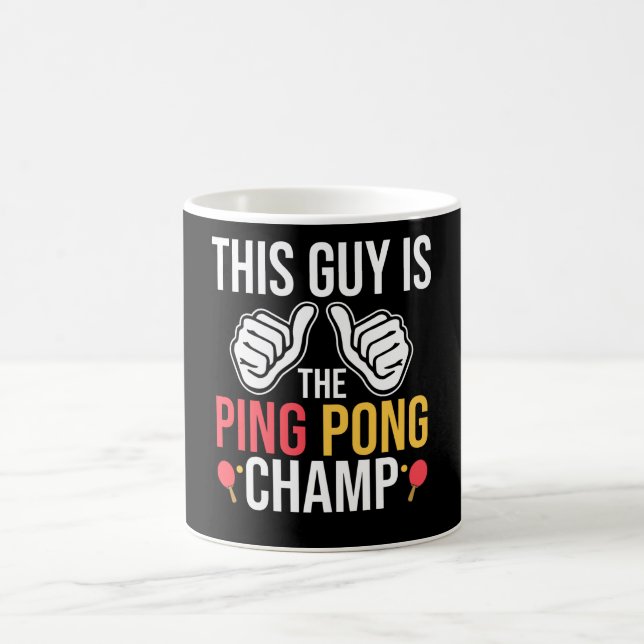 Dieser Typ ist der Pingpong-Champ Kaffeetasse (Mittel)