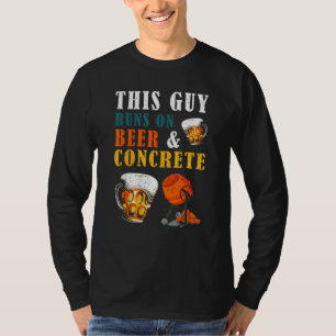 Dieser Typ läuft auf Beton aus Bier, der als Trink T-Shirt
