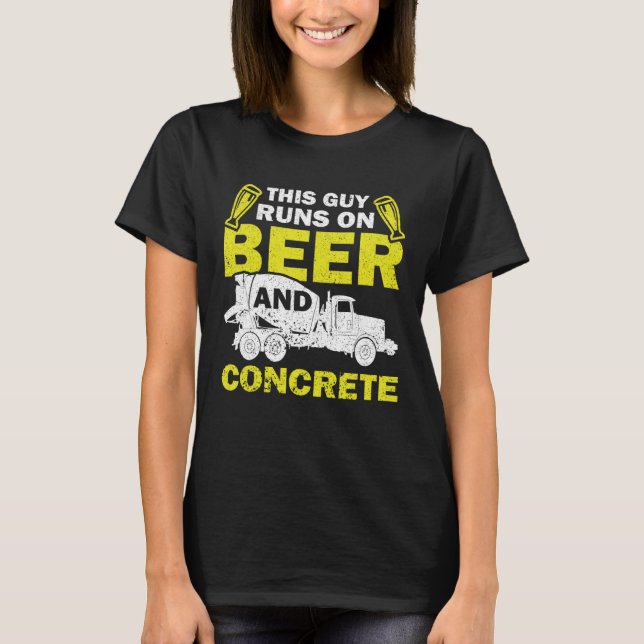 Dieser Typ läuft auf Bier- und Betonmischanlage T-Shirt (Vorderseite)