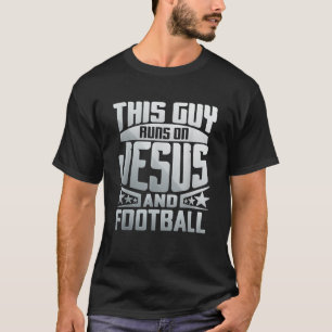 Dieser Typ läuft auf Jesus und Fußball T-Shirt