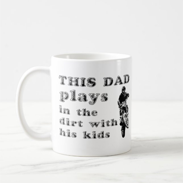 Dieser Vater spielt in der Kaffeetasse (Links)