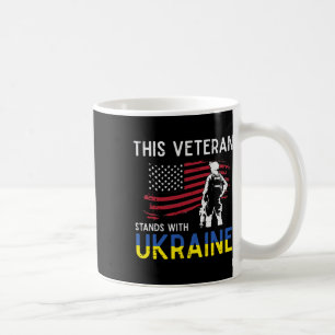 Dieser Veteran steht mit der Ukraine USA-Flagge Un Kaffeetasse