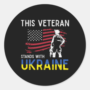 Dieser Veteran steht mit der Ukraine USA-Flagge Un Runder Aufkleber