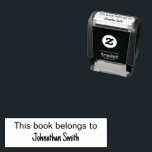 Dieses Buch gehört dem vollen Namen des Besitzers  Permastempel<br><div class="desc">Diese selbstfarbige Briefmarke hat zwei Zeilen Anzeigetext. Sie können beide Zeilen bearbeiten. In der obersten Zeile steht "Dieses Buch gehört zu". Im Endeffekt ist Text für den Namen des Buchbesitzers.</div>