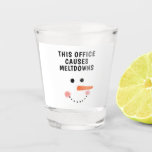 Dieses Büro verursacht Meltdowns Funny Sprichwort  Schnapsglas<br><div class="desc">Fügen Sie etwas Spaß zu Ihrem Weihnachtswerk Weihnachten Party mit Dieses Büro verursacht Meltdowns Funny Quote Snowman Shot Glass.  Es hat ein modernes minimalistisches Design mit einem niedlichen Schneegesicht und dem humorvollen Satz.  Eine perfekte Geschenkidee für einen Mitarbeiter!</div>