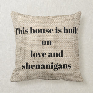 Dieses Haus errichtet auf Liebe und Shenanigans Kissen
