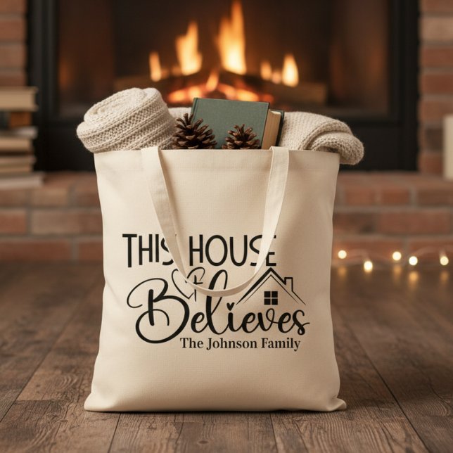 Dieses Haus glaubt, dass es Christlich ist Tragetasche (This House Believes Custom Christian Tote Bag - Just add your family name or special text.)