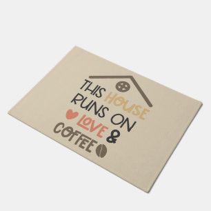 Dieses Haus läuft auf Liebe und Kaffee Fußmatte