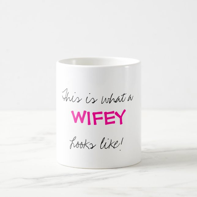 Dieses ist, was a, WIFEY, Blicke mögen! Tasse (Mittel)