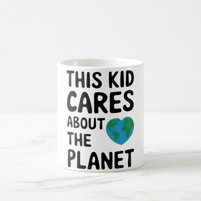 Dieses Kind dreht sich um den Planeten Kaffeetasse (Mittel)